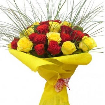 Dzeltenu un sarkanu rožu pušķis 50 cm. Lielāks vai mazāks, izvēlieties.